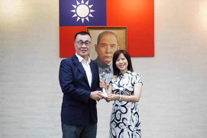 3.臺北電臺今(19)日市政會議由獲獎節目主持人劉馬利(右)向副市長李四川陳獻葛蕾西獎。