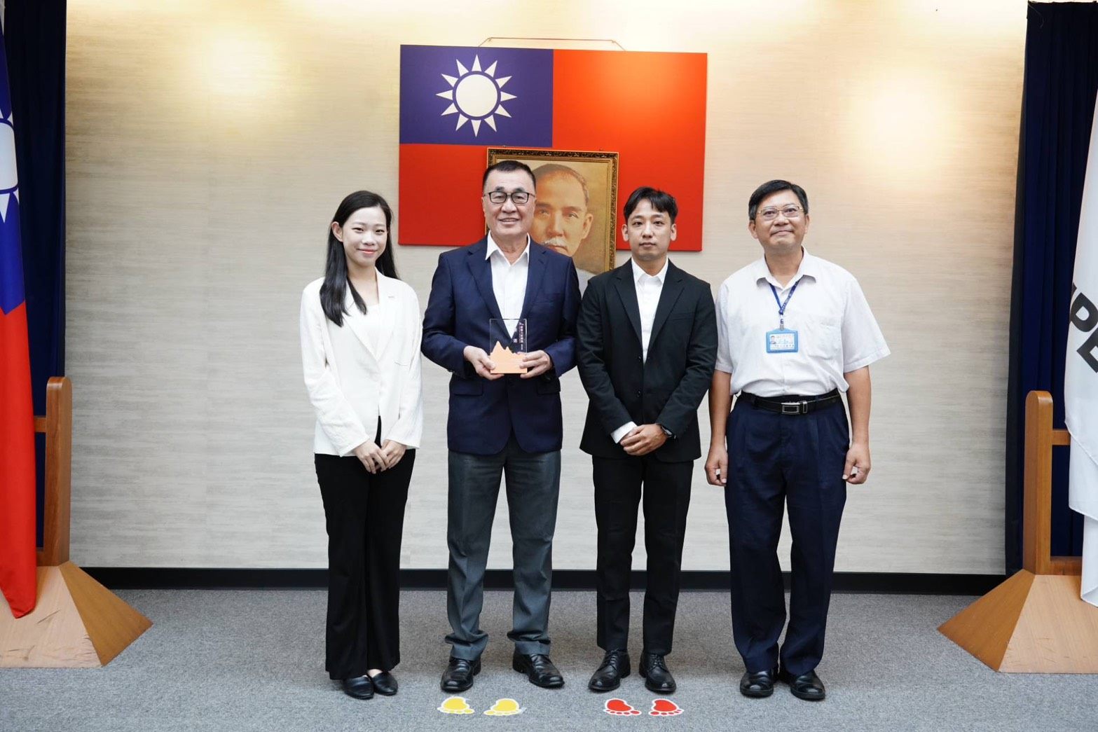 臺北電臺今（19）日市政會議向副市長李四川陳獻銀響力新聞獎，觀傳局余祥局長（左ㄧ）及臺北電臺胡紹謙臺長（右ㄧ）也共同出席。