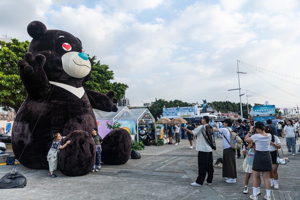 熊讚氣偶「愛心眼神」首度登場，吸引現場大小朋友合影留念。