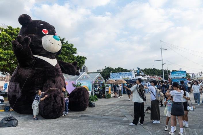 熊讚氣偶「愛心眼神」首度登場，吸引現場大小朋友合影留念。