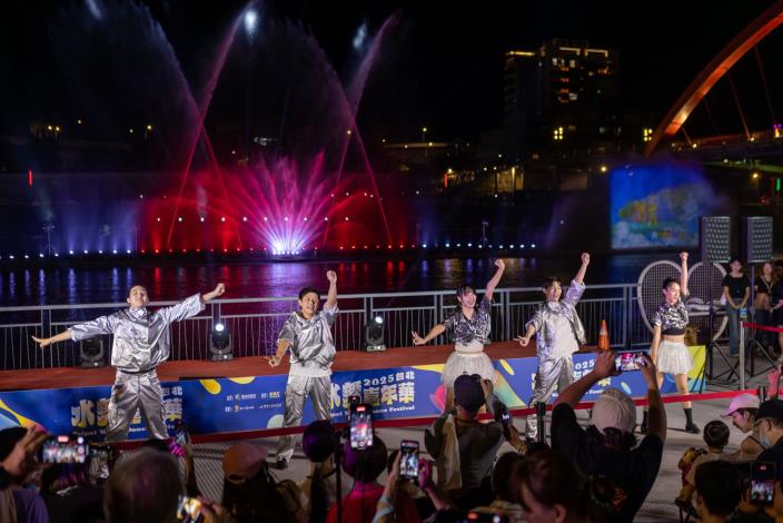 YOYO藝人結合水舞帶來星光踢踏舞的「人水共舞」,搭配水幕投影出繽紛多變的圖騰