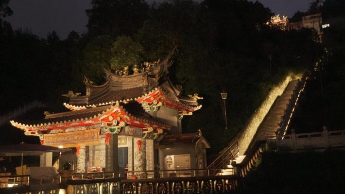 傍晚的竹柏參道,沿路柔美光影伴隨,登高後即可欣賞臺北的美麗夜景。.JPG