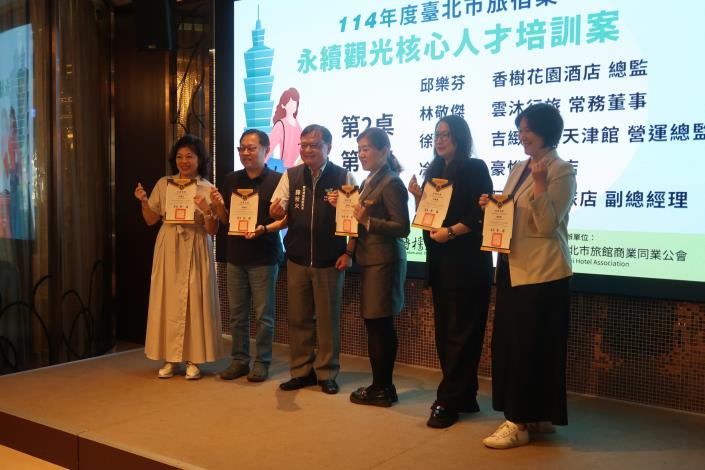 觀傳局薛秋火副局長(左3)授予學員結訓證書.JPG