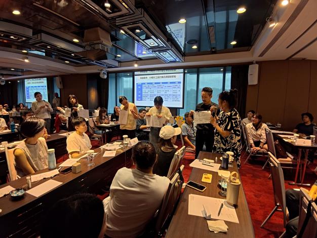 學員透過小組共創工作坊方式體驗實作儀式感五感設計