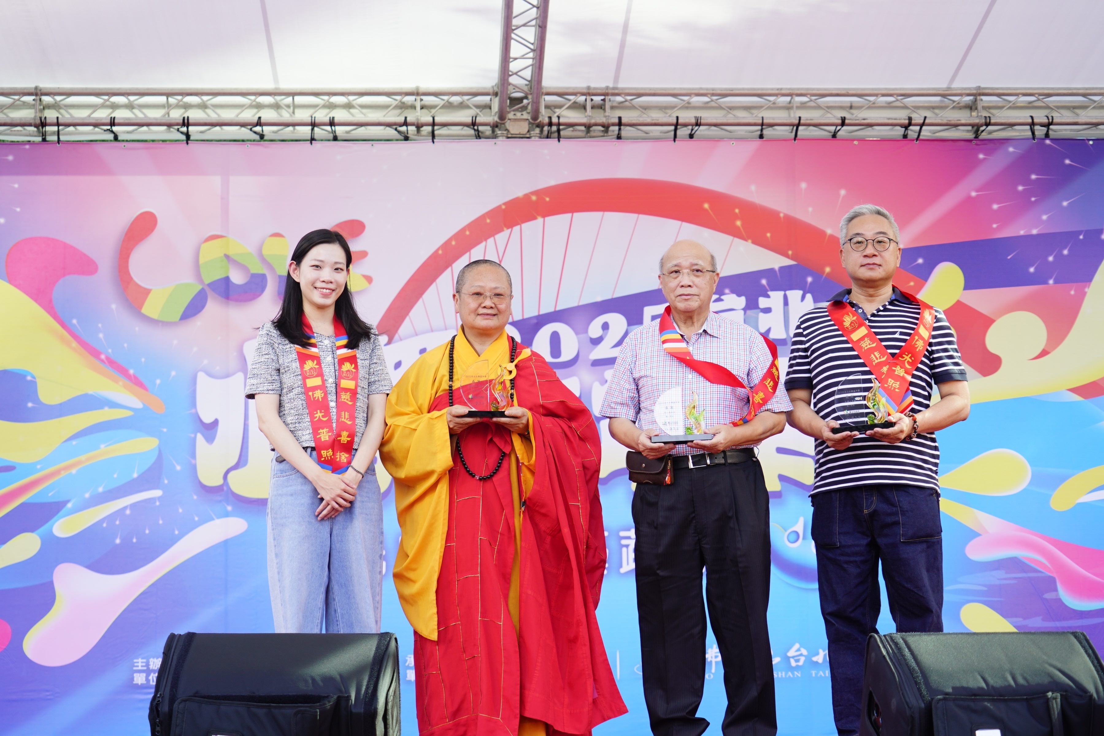 觀傳局長余祥(左起)致贈獎座予佛光山台北道場滿謙住持、松山慈祐宮董事長陳玉峰、凱擘大寬頻台北系統台總經理廖啟凱，表示對參與水舞嘉年華活動的感謝之意。