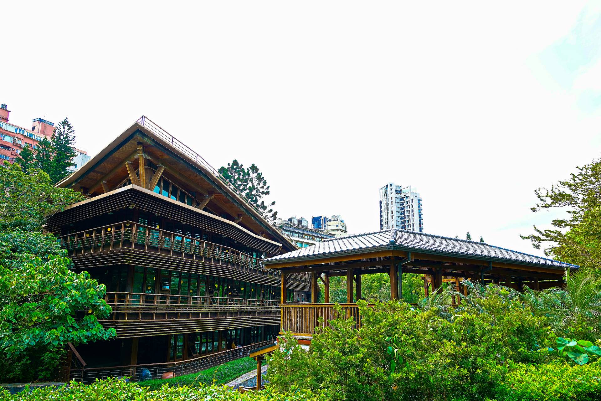 臺北市立圖書館北投分館是臺灣首座綠建築圖書館,也是熱門的拍照打卡點。