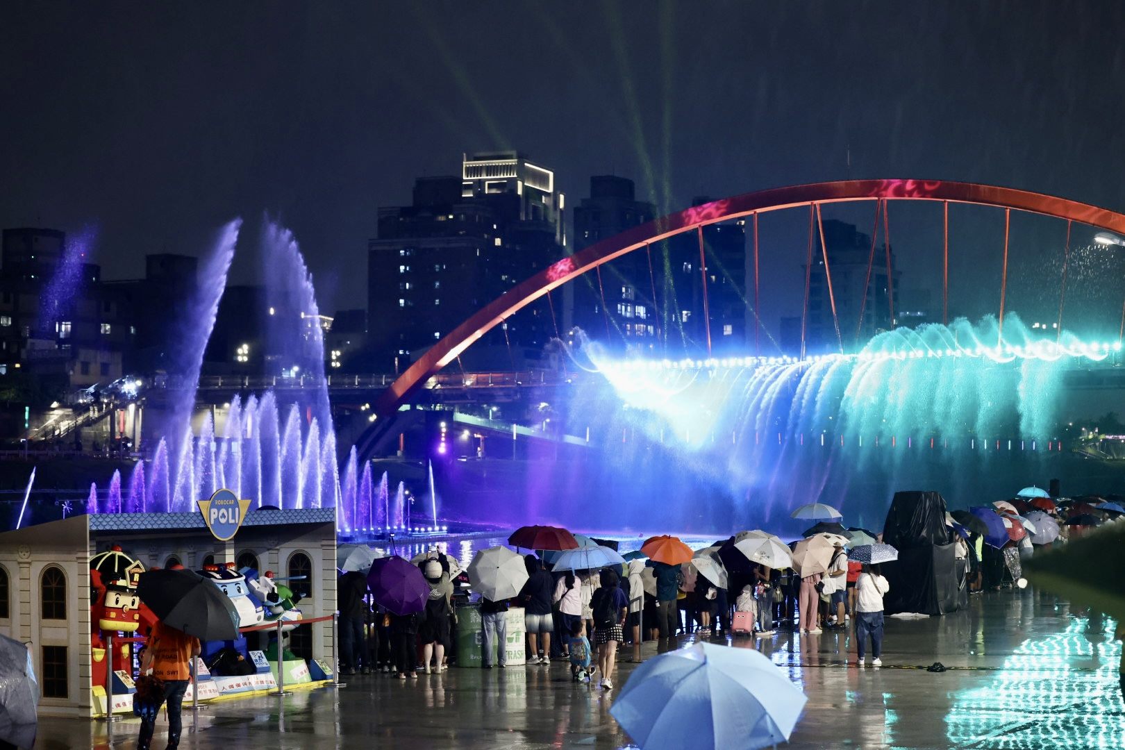 「2025台北水舞嘉年華」共推出上百場水舞秀及週末限定主題活動，為今秋最受矚目的城市盛事