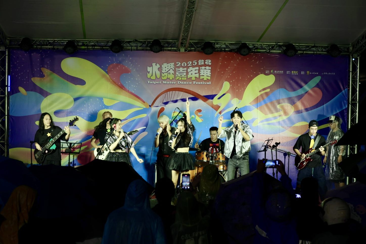 YOYO藝人與旅人樂團跨界演出改編版〈卡加布列島〉，不分年齡全場大聲同歡