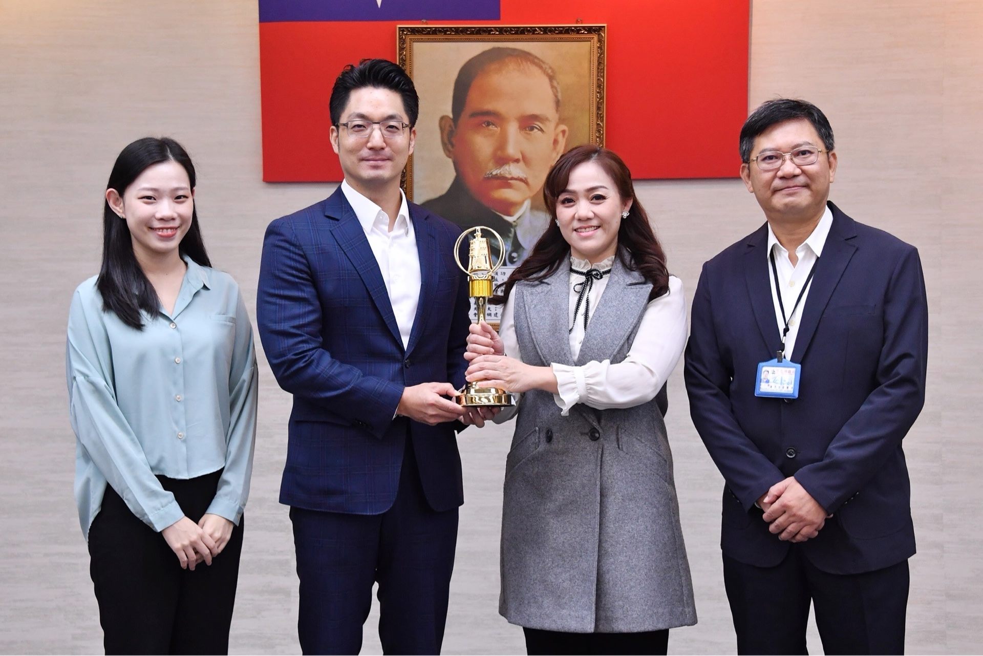 臺北電臺今(28)日市政會議由獲獎節目主持人周佳岑(安雅)向市長蔣萬安陳獻第60屆廣播金鐘獎生活風格節目獎。