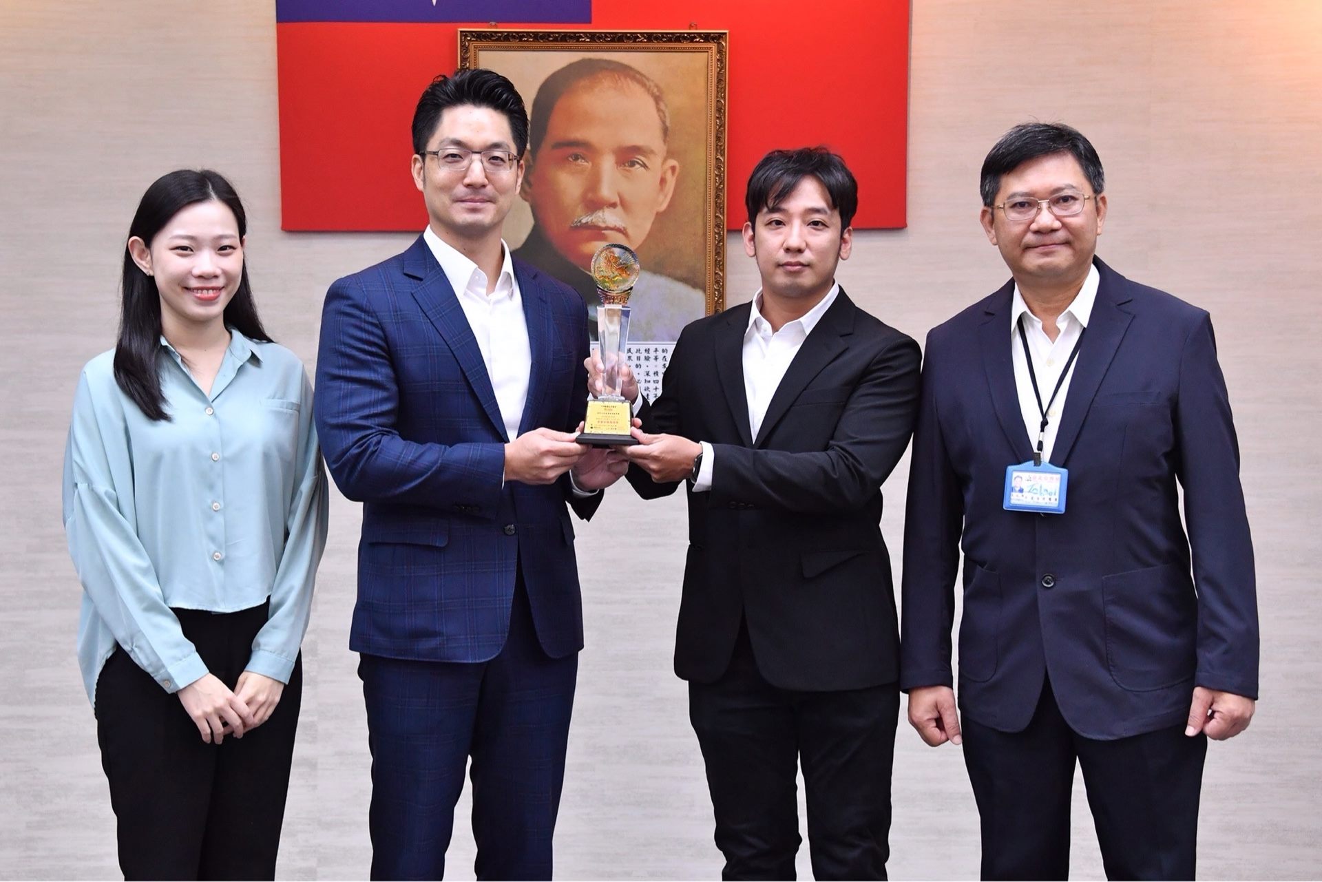 臺北電臺今(28)日市政會議由獲獎節目主持人黃建鈞(雷恩)向市長蔣萬安陳獻2025文創產業新聞報導獎廣播新聞報導類優勝獎,展現臺北電臺兼具文化深度與創意能量的製作實力。