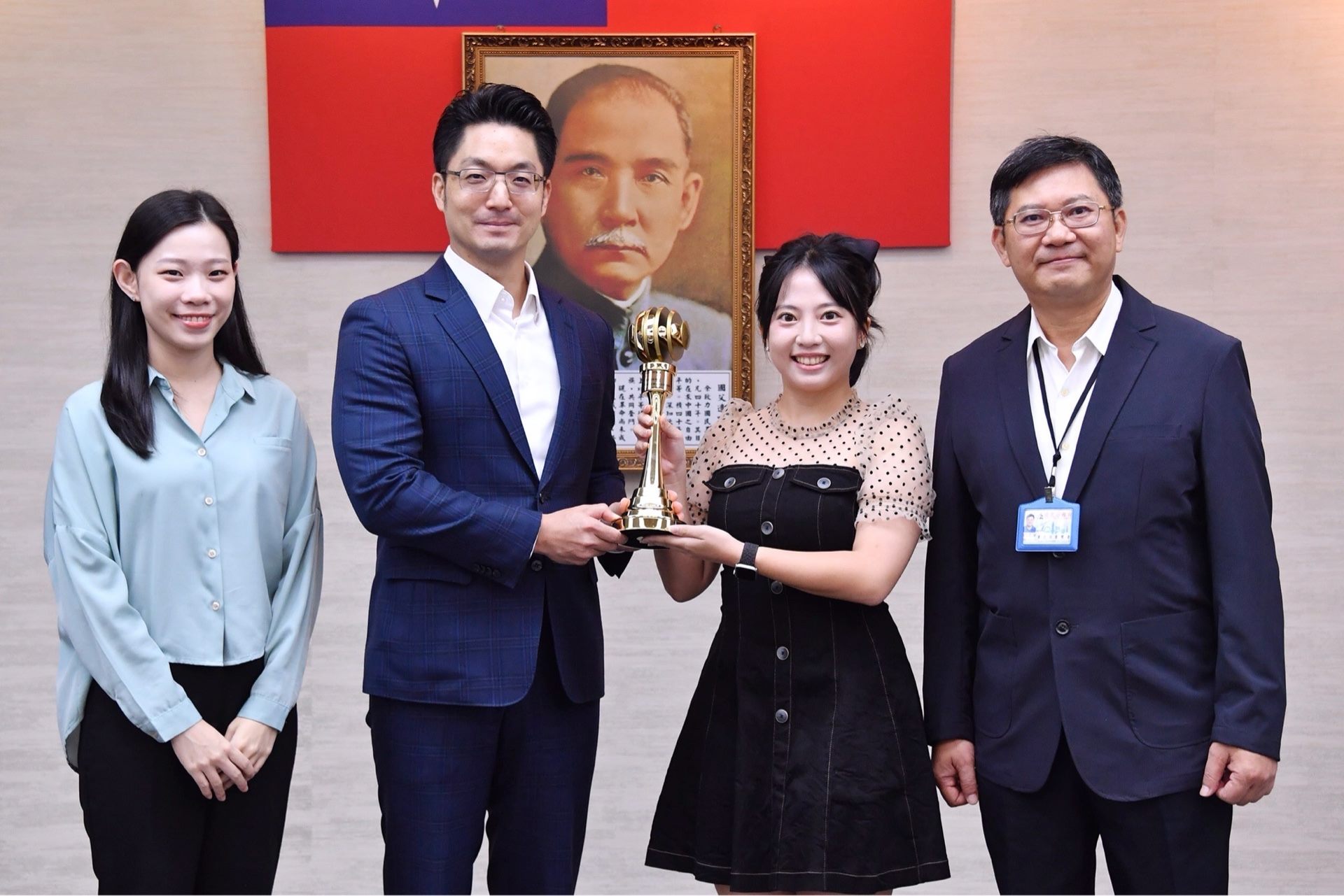 臺北電臺今(28)日市政會議由獲獎節目主持人李穎珍向市長蔣萬安陳獻第4屆客聲獎最佳兒童及少年節目獎,以生活法律知識結合客語推廣,展現臺北市重視多元族群及語言發展的政策。