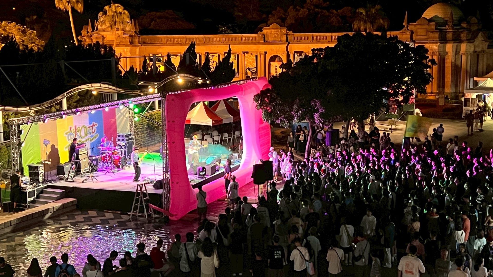 「秋OUT音樂節」在臺北自來水園區熱力開唱,吸引大批民眾到場欣賞表演,現場氣氛十分熱鬧。