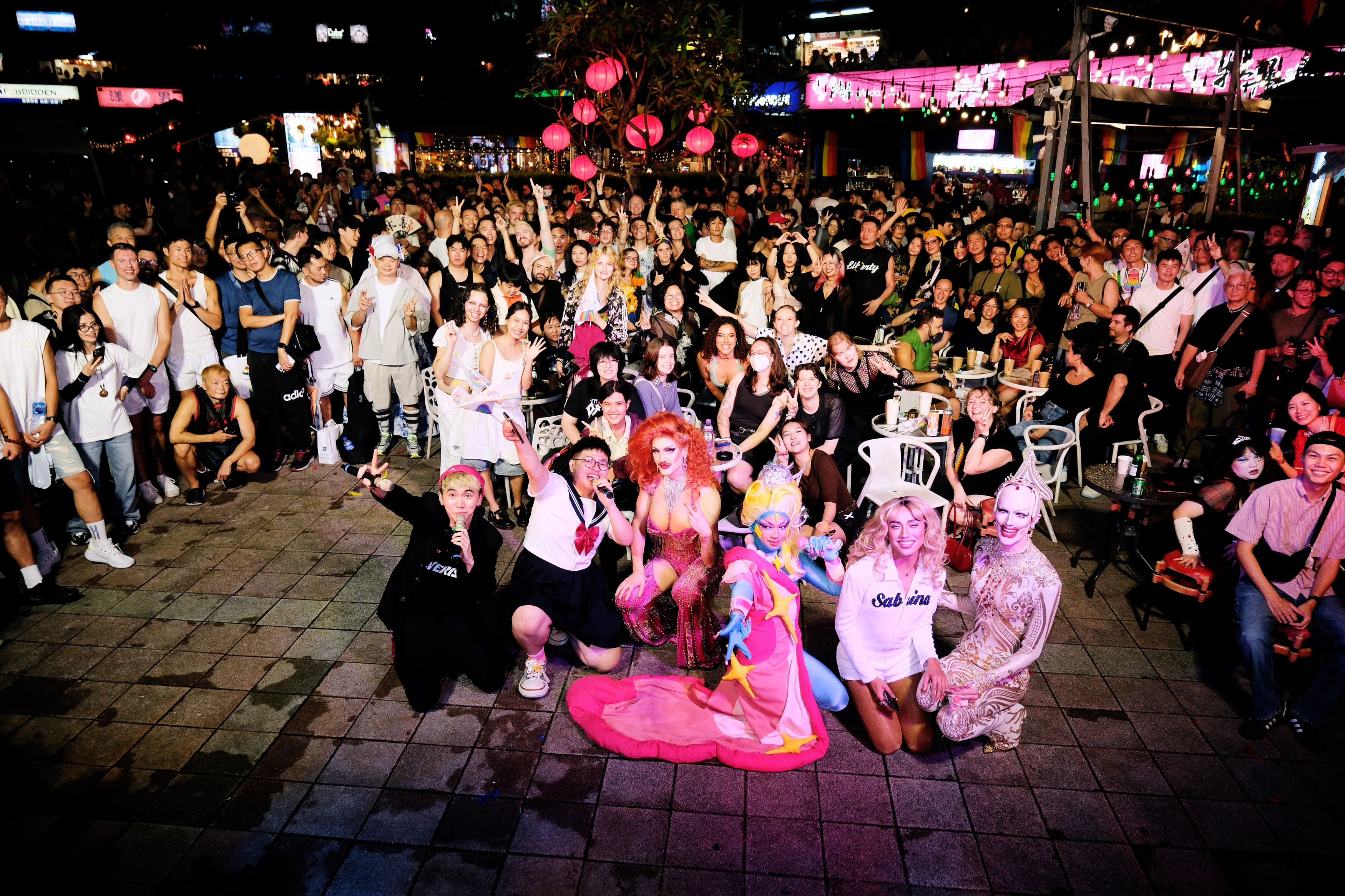 10月同志驕傲月「國際變裝藝術」於西門紅樓廣場登場,吸引民眾與國內外表演者共襄盛舉,展現城市多元與包容。