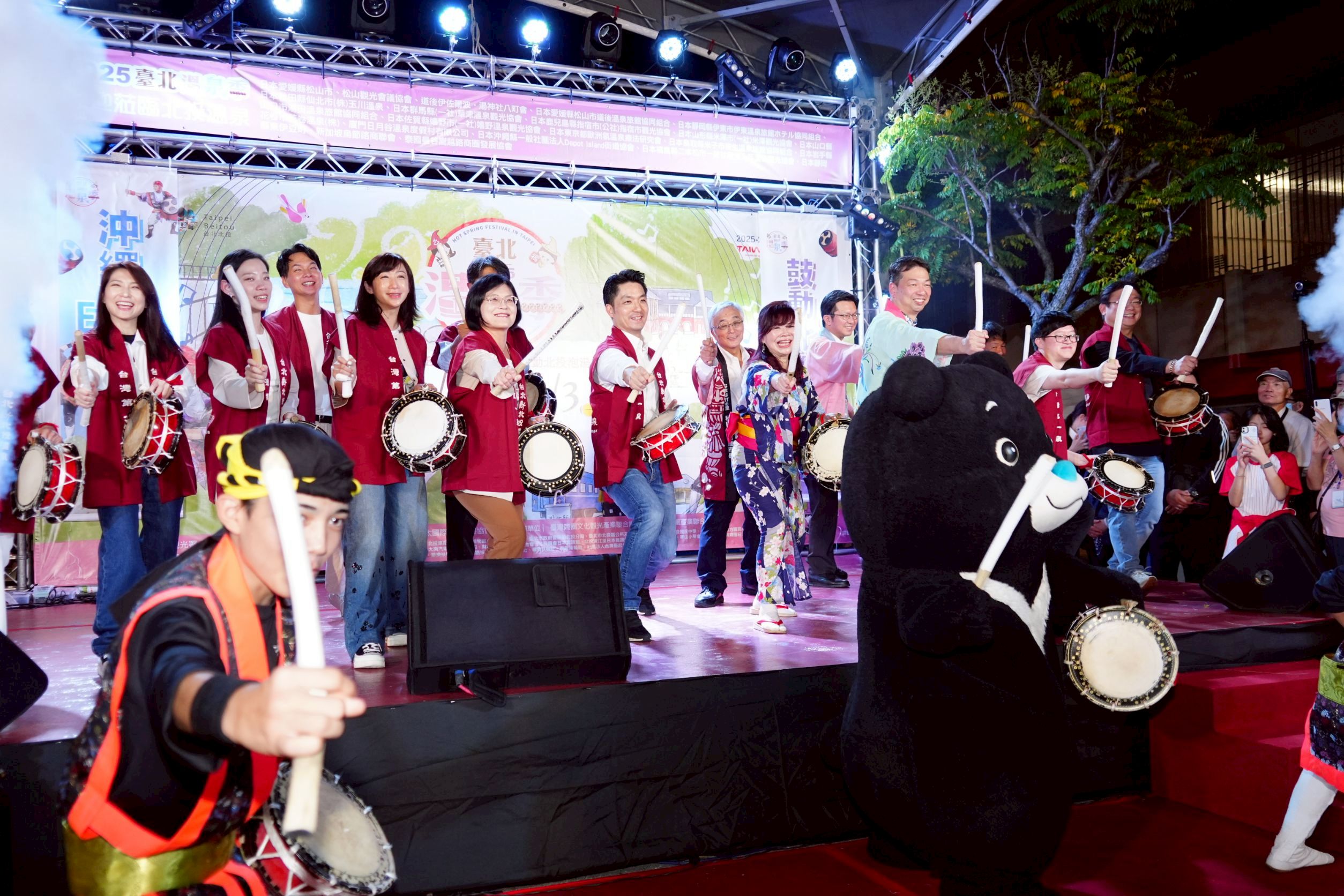 臺北市長蔣萬安(左前五)、北市觀傳局長余祥(左前二) ,以及台北市溫泉發展協會名譽理事長周水美(右前四)、林致宇理事長(右前二),共同為2025臺北溫泉季揭幕。