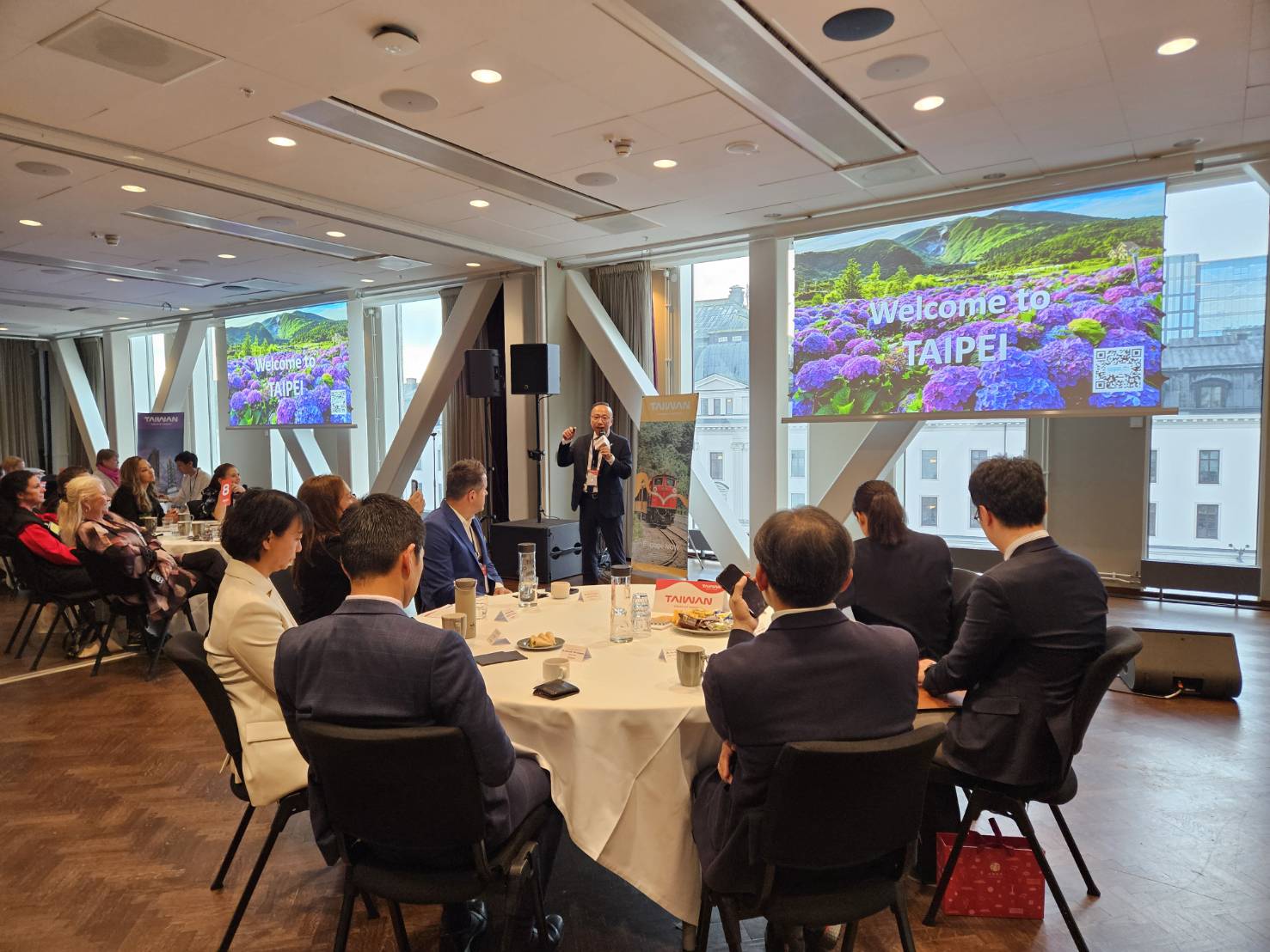 圖說1：觀傳局在斯德哥爾摩推廣會進行簡報，向瑞典旅遊業者大力推薦臺北觀光資源。