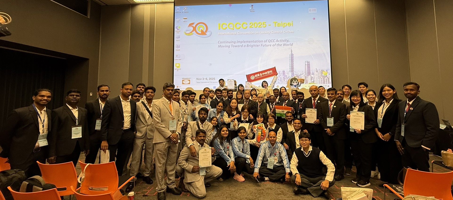 貴賓合影留念,見證國際品管圈盛會在臺北圓滿舉行。(圖為財團法人先鋒品質管制學術研究基金會提供)