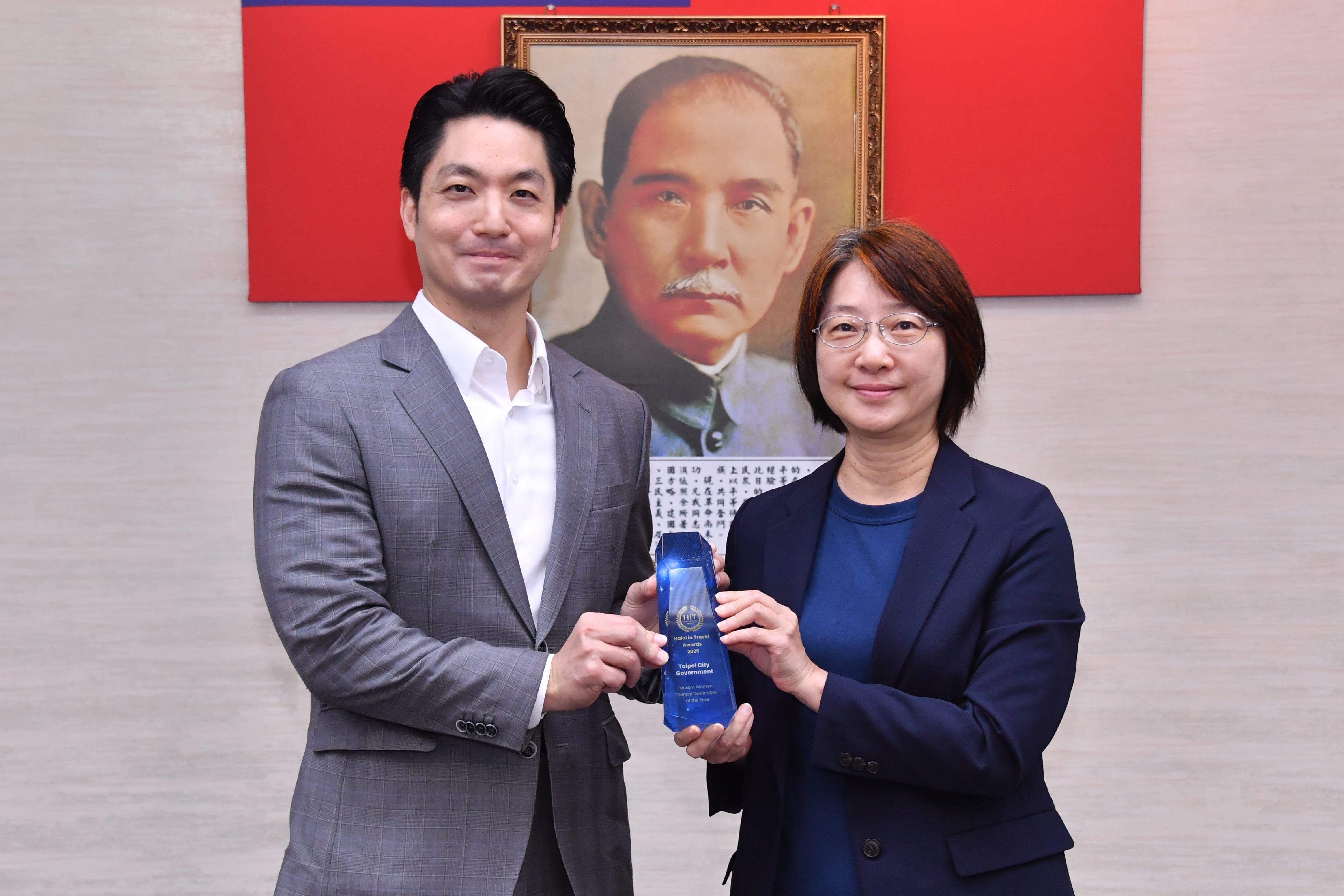 觀傳局蕭君杰副局長將2025「穆斯林婦女友善旅遊目的地城市獎」獻予蔣萬安市長