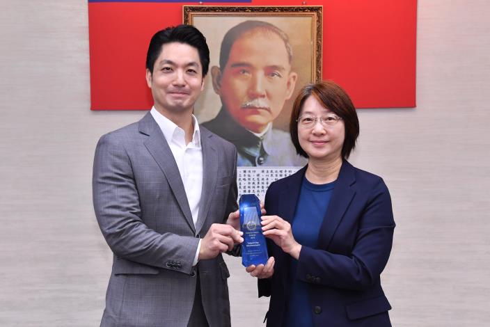 觀傳局蕭君杰副局長將2025「穆斯林婦女友善旅遊目的地城市獎」獻予蔣萬安市長