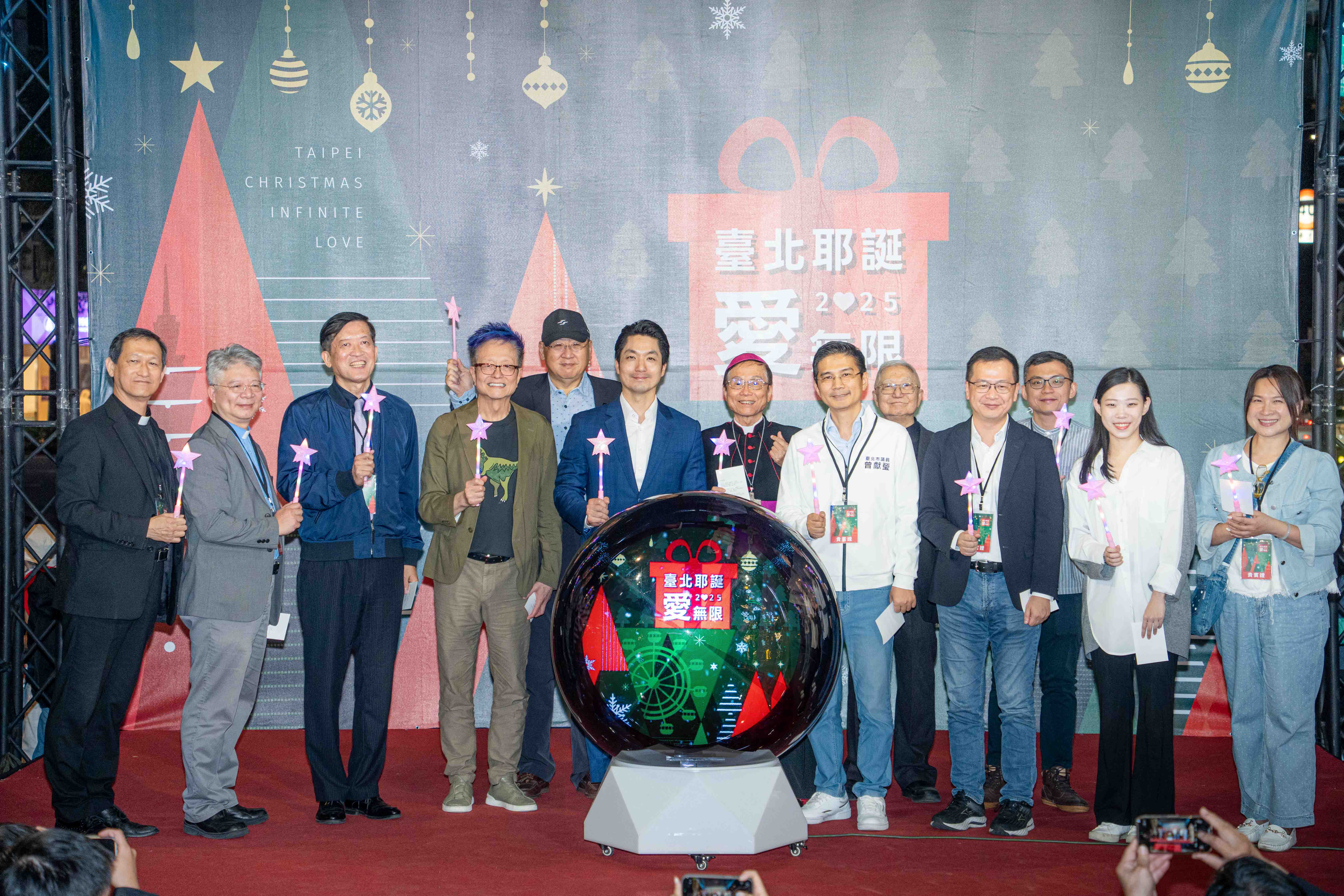 市長蔣萬安和與會貴賓為「2025臺北耶誕愛無限」活動揭開序幕。
