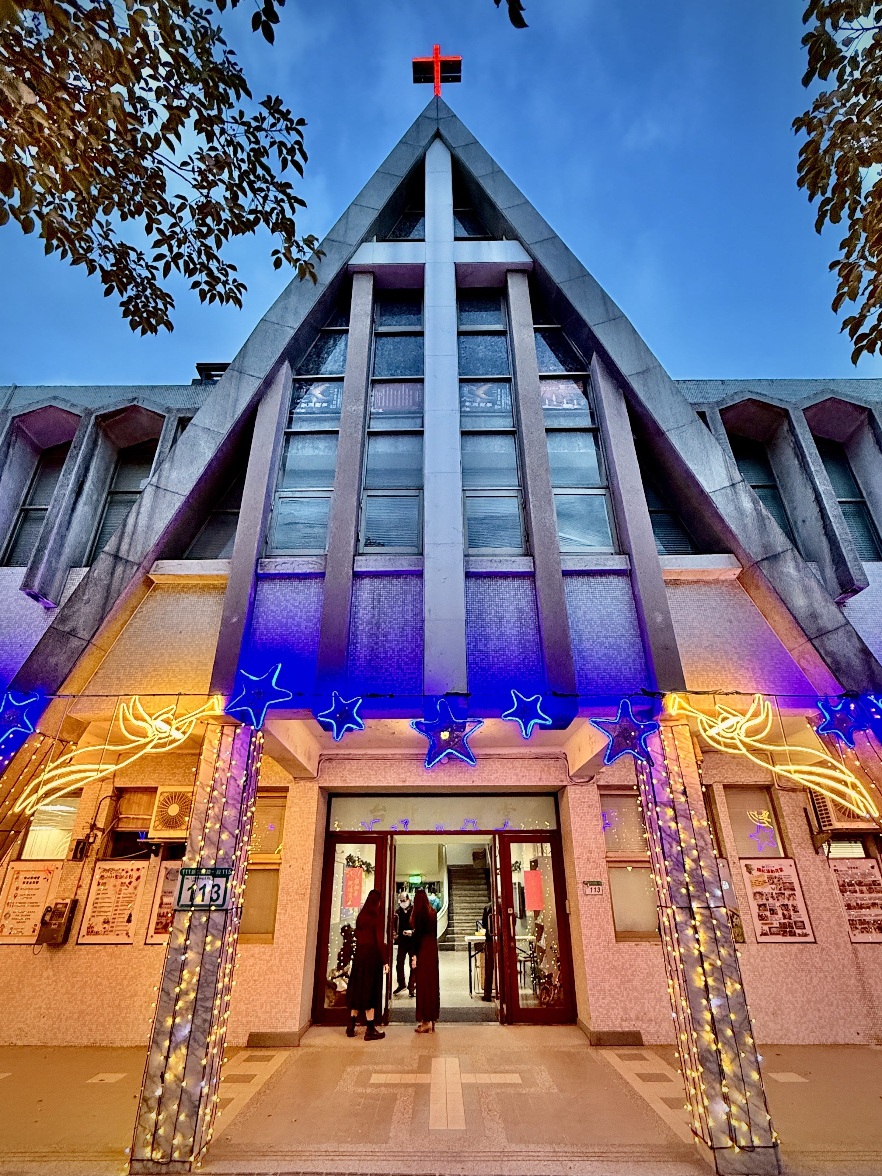 台北衛理堂「星語天使」以藍星與天使剪影交織，如同翻開一頁會發亮的繪本。