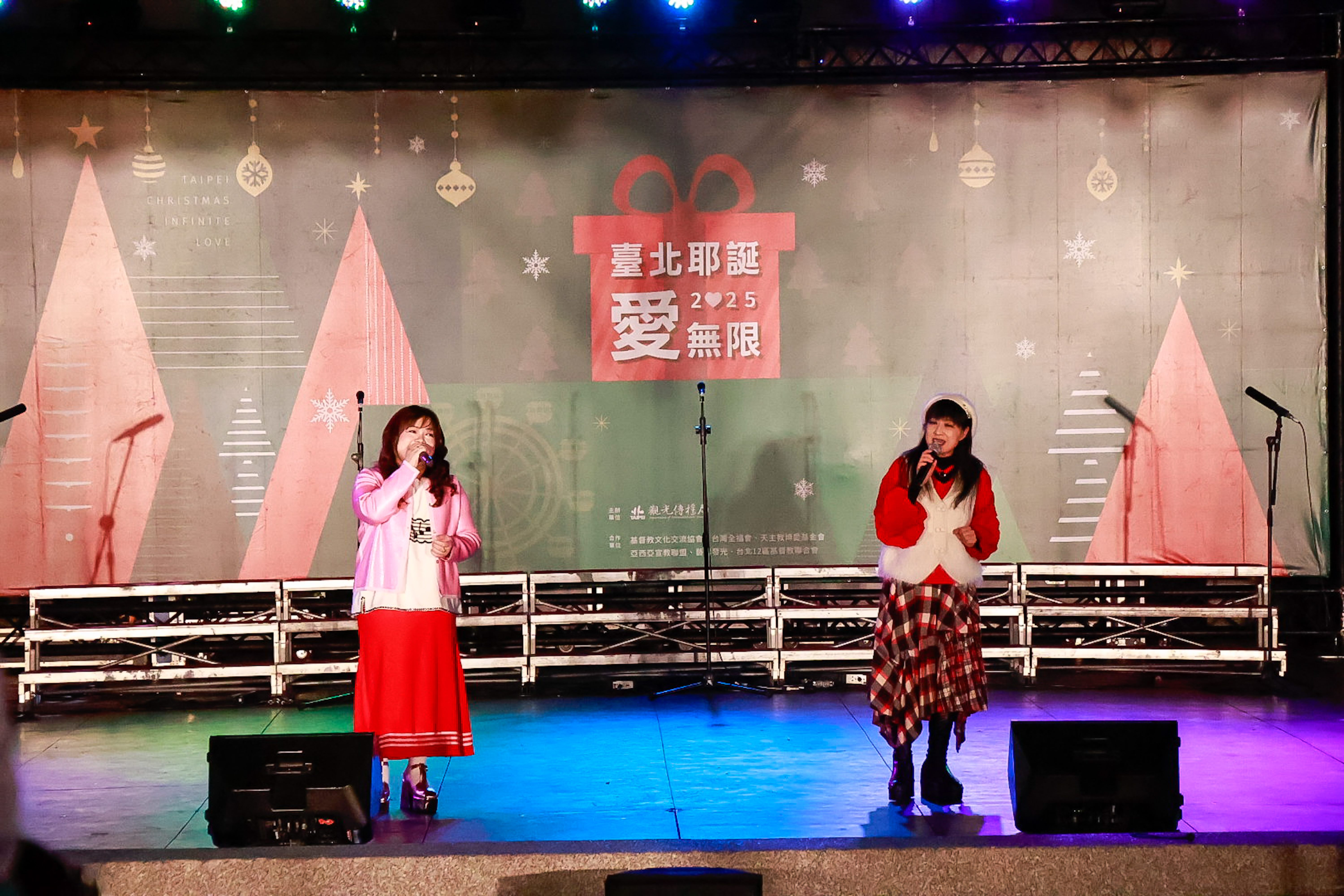 三屆金曲獎得主南方二重唱以天籟嗓音帶領觀眾重回純真美好的民歌歲月。