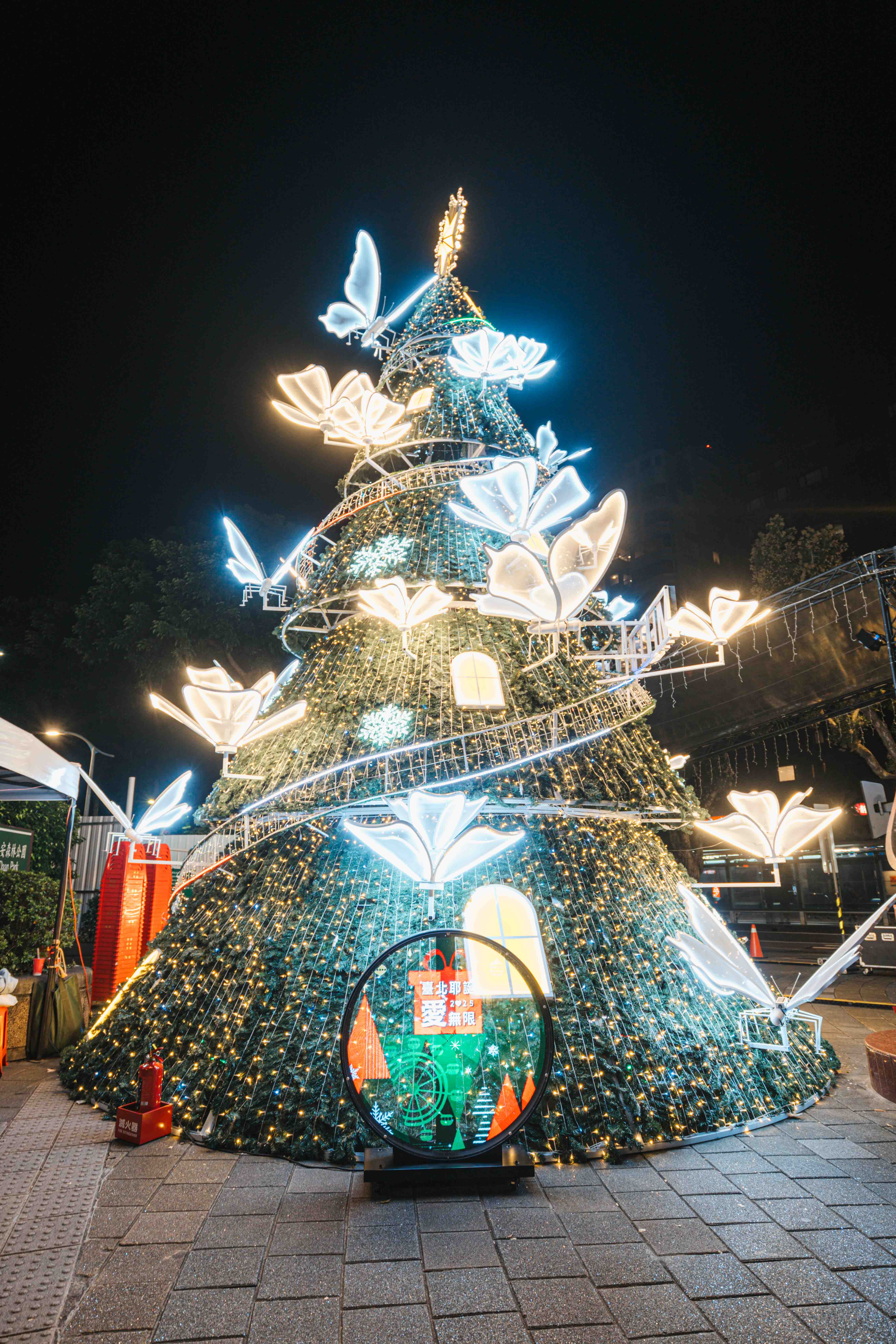 六大耶誕燈區即日起至115年1月1日，每日晚間5時至10時亮燈。