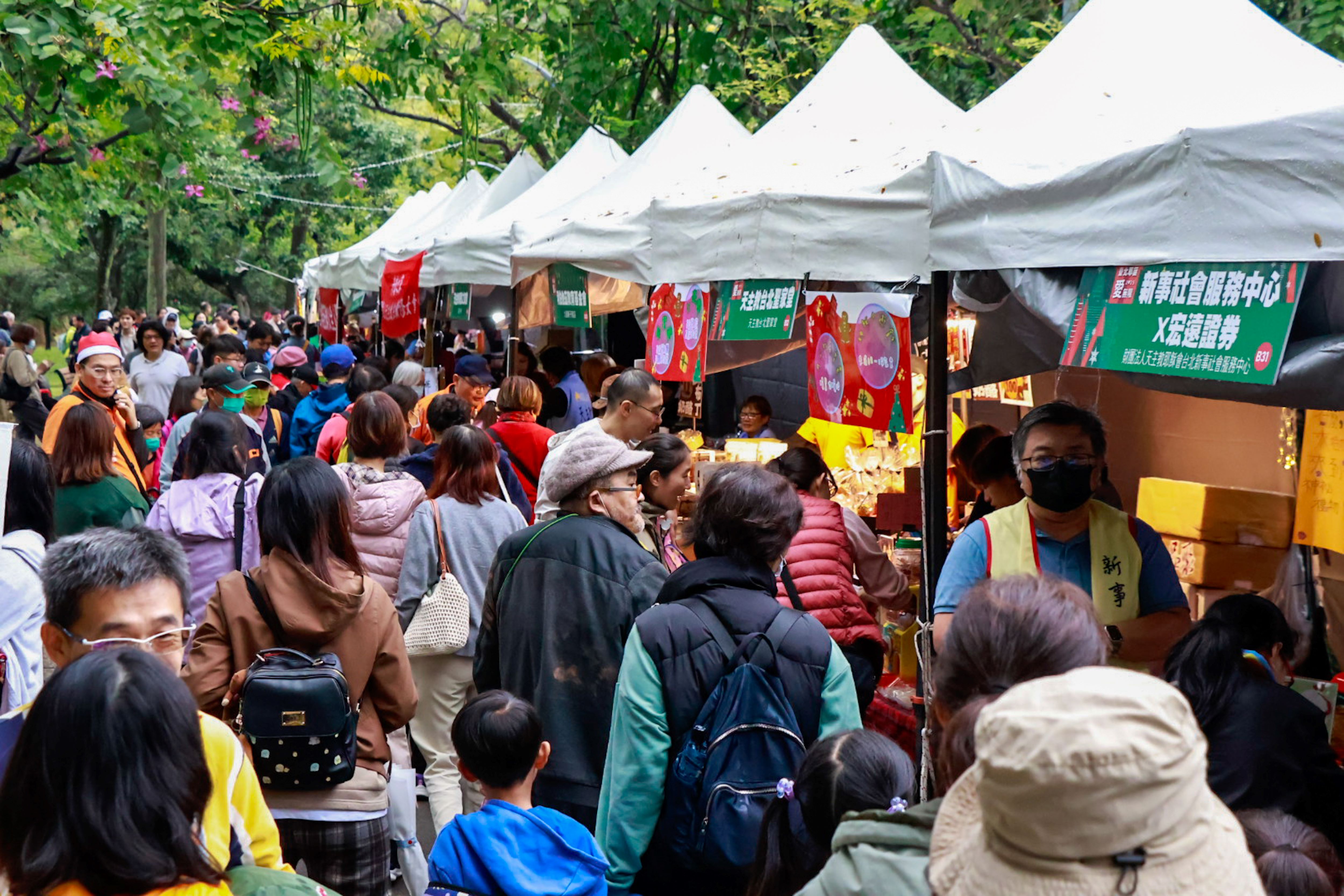 「響應活動-國際耶誕文化嘉年華」設有逾百攤耶誕市集，吸引許多民眾參與。