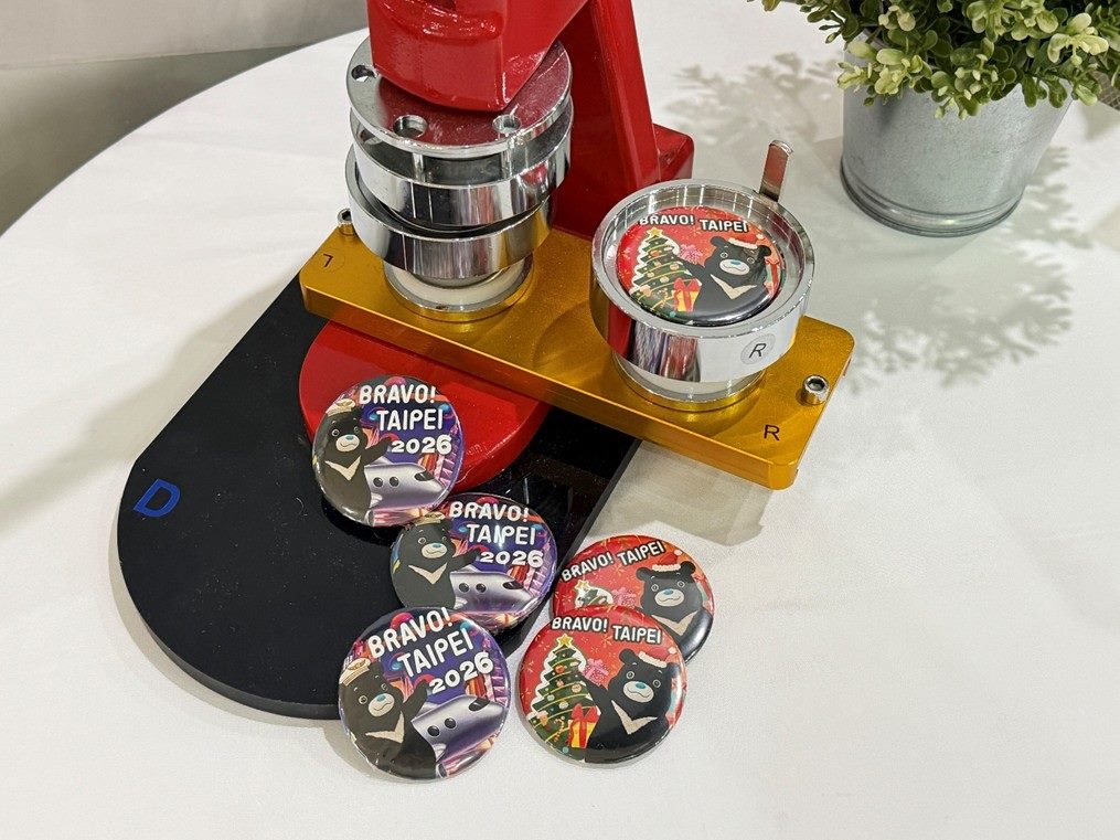 搭配耶誕及跨年，人氣熊讚徽章特別推出「歡樂耶誕版」徽章及「航向未來版」限定徽章。