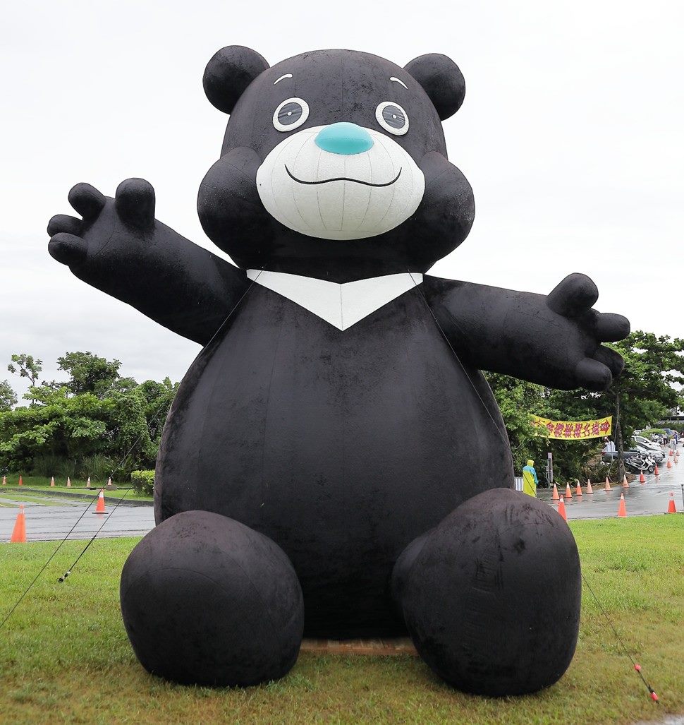 6米高熊讚氣偶於香堤廣場與民眾一起共度聖誕節及跨年。