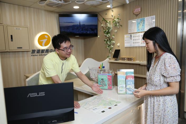 捷運南港站旅遊服務中心，為旅客提供貼心又實用的旅遊諮詢服務。.JPG