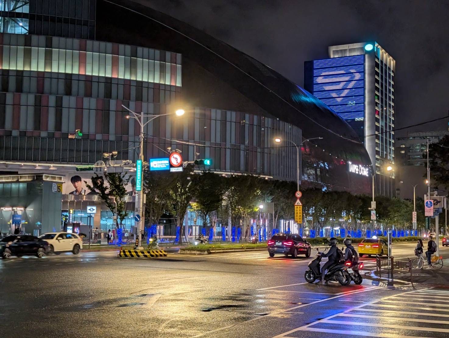 Super Junior演唱會期間，觀傳局於臺北大巨蛋周邊設置藍色燈海等應援。