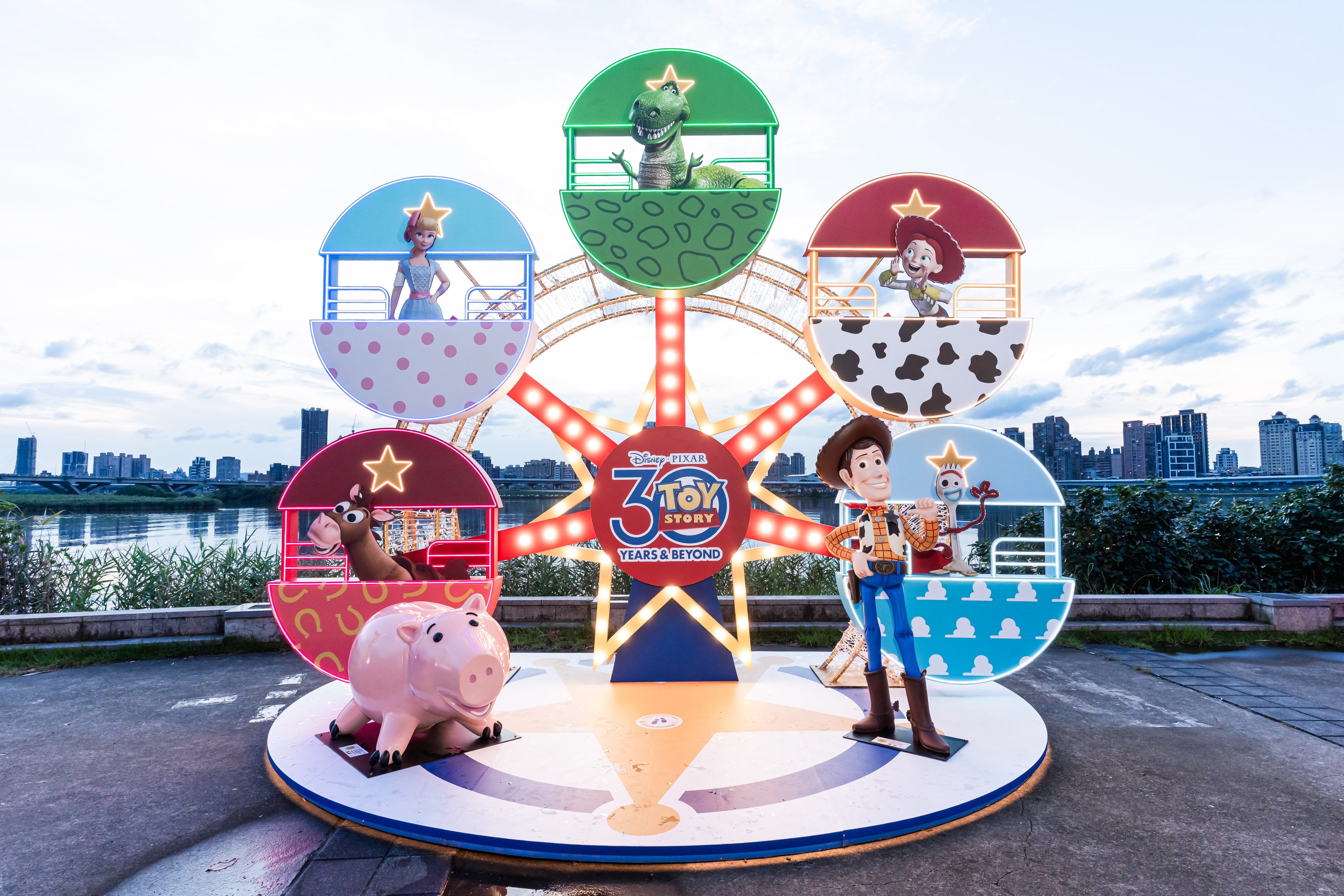 「2025大稻埕夏日節」結合迪士尼玩具總動員打造吸睛打卡熱點。