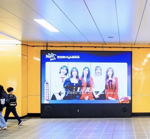 12月27日起捷運市政府站B1大廳電視牆、市府轉運站信義光牆、臺北市忠孝SOGO商圈LED、臺北小巨蛋天幕將播放KARA臺北跨年宣傳影片,邀請民眾拍照打卡應援