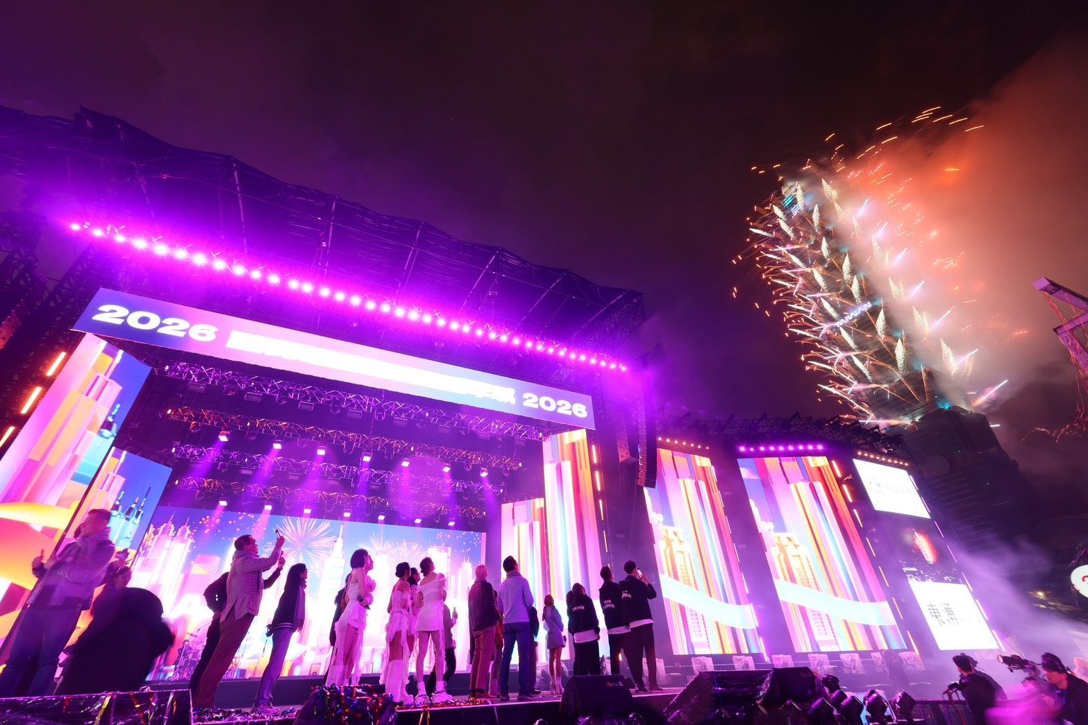 台北101長達6分鐘「SPARK101」新年大秀