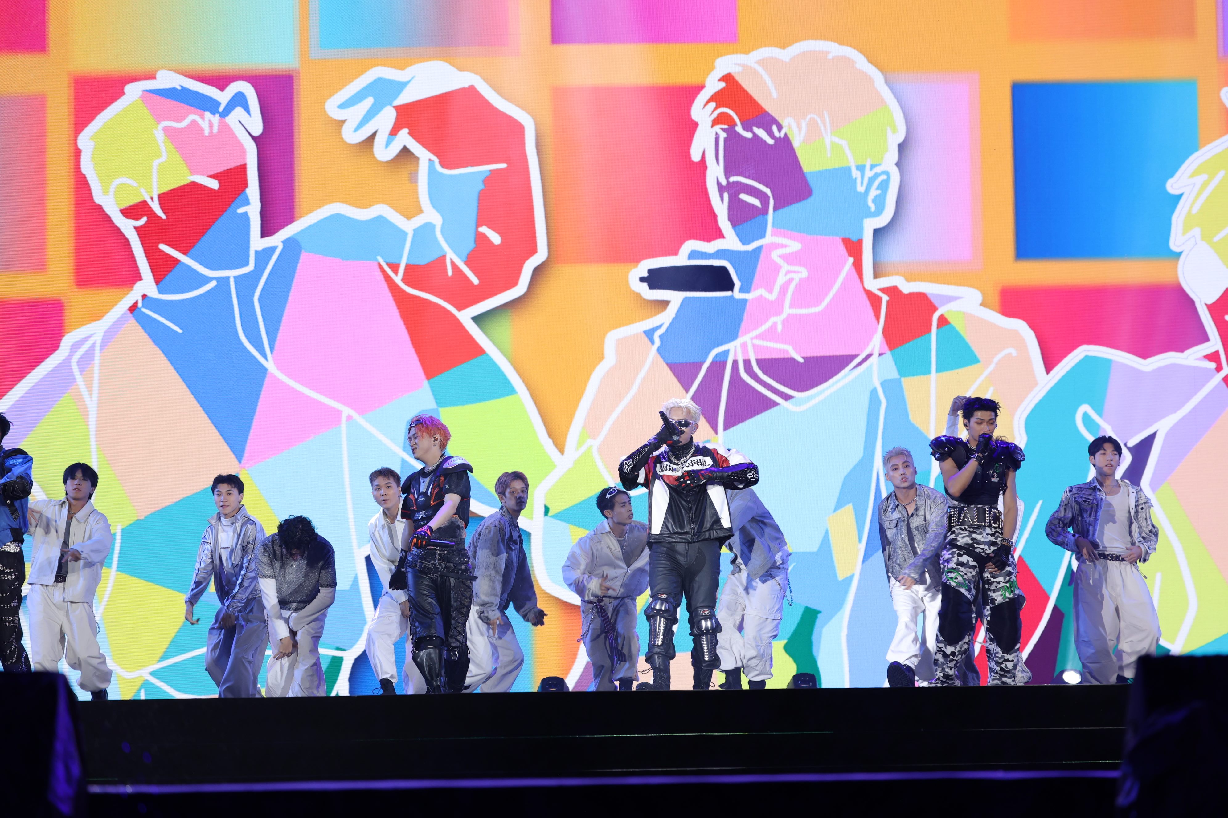 全創作冠軍男團UNUS聯手2025捷運盃街舞大賽冠軍VHZ共舞，震撼全場。