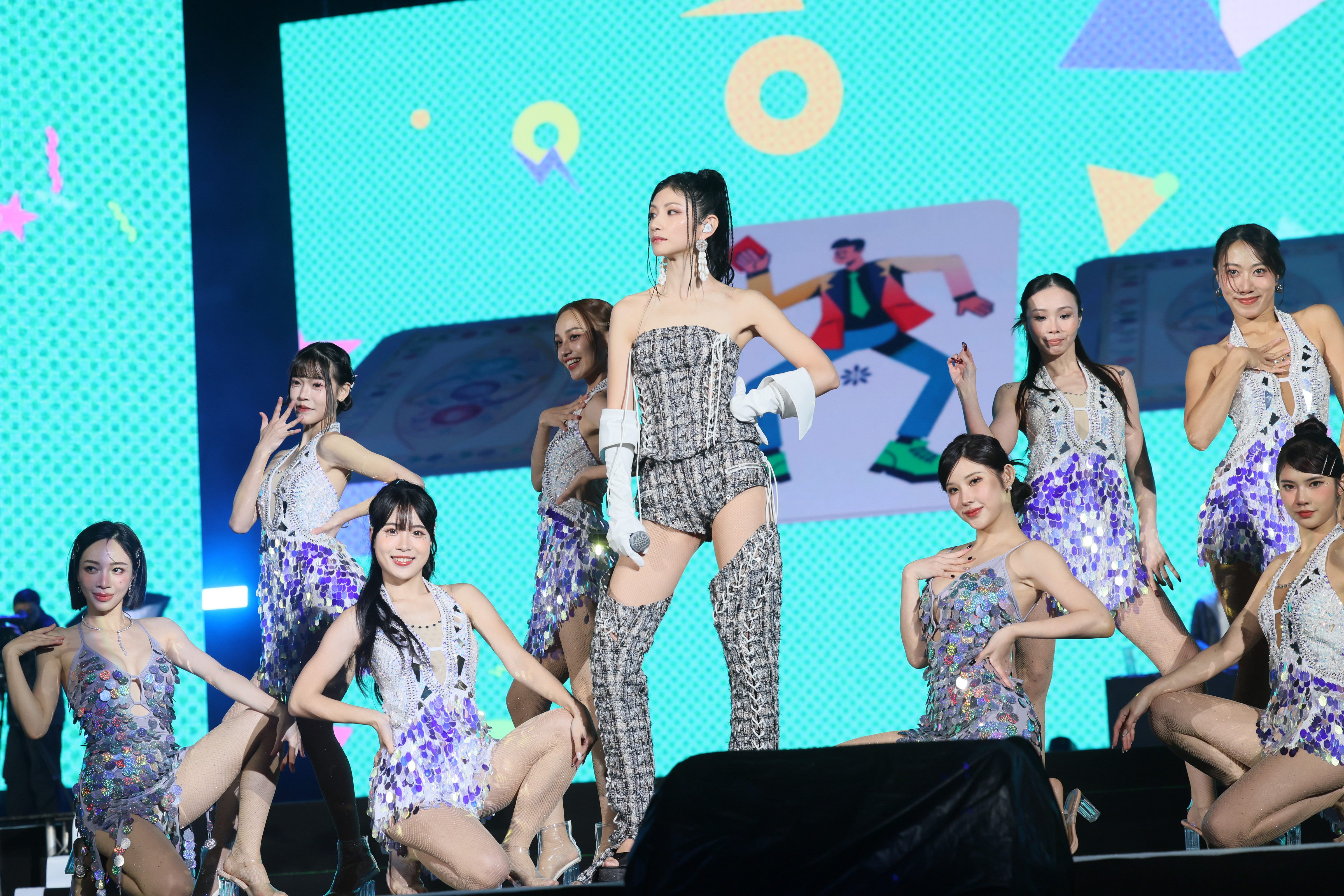 影視歌三棲全能歌后李千娜，以迷人嗓音串聯經典組曲，展現動人歌聲魅力。