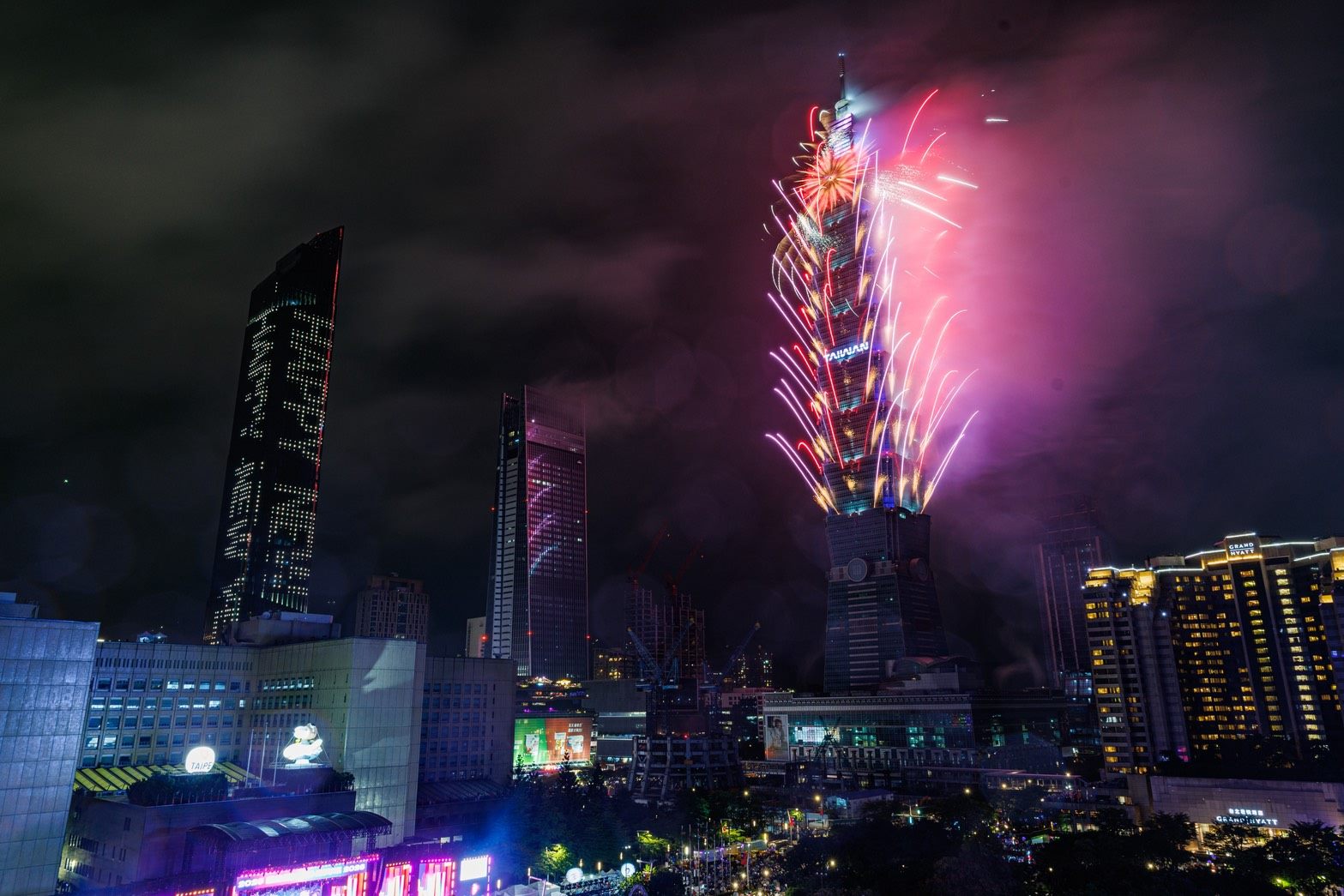 台北101長達6分鐘「SPARK101」新年大秀