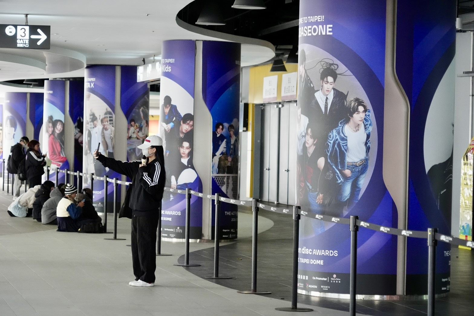 臺北大巨蛋周邊設置多項應援，「金唱片卡司歡迎柱」吸引粉絲提前打卡。