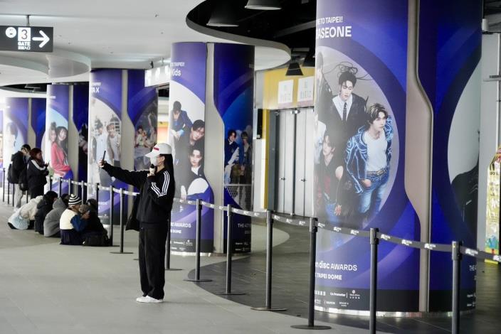 臺北大巨蛋周邊設置多項應援，「金唱片卡司歡迎柱」吸引粉絲提前打卡。