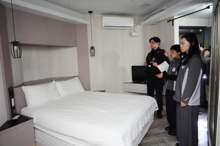 圖說2 北市觀傳局檢視現場房間數與營業情形.JPG