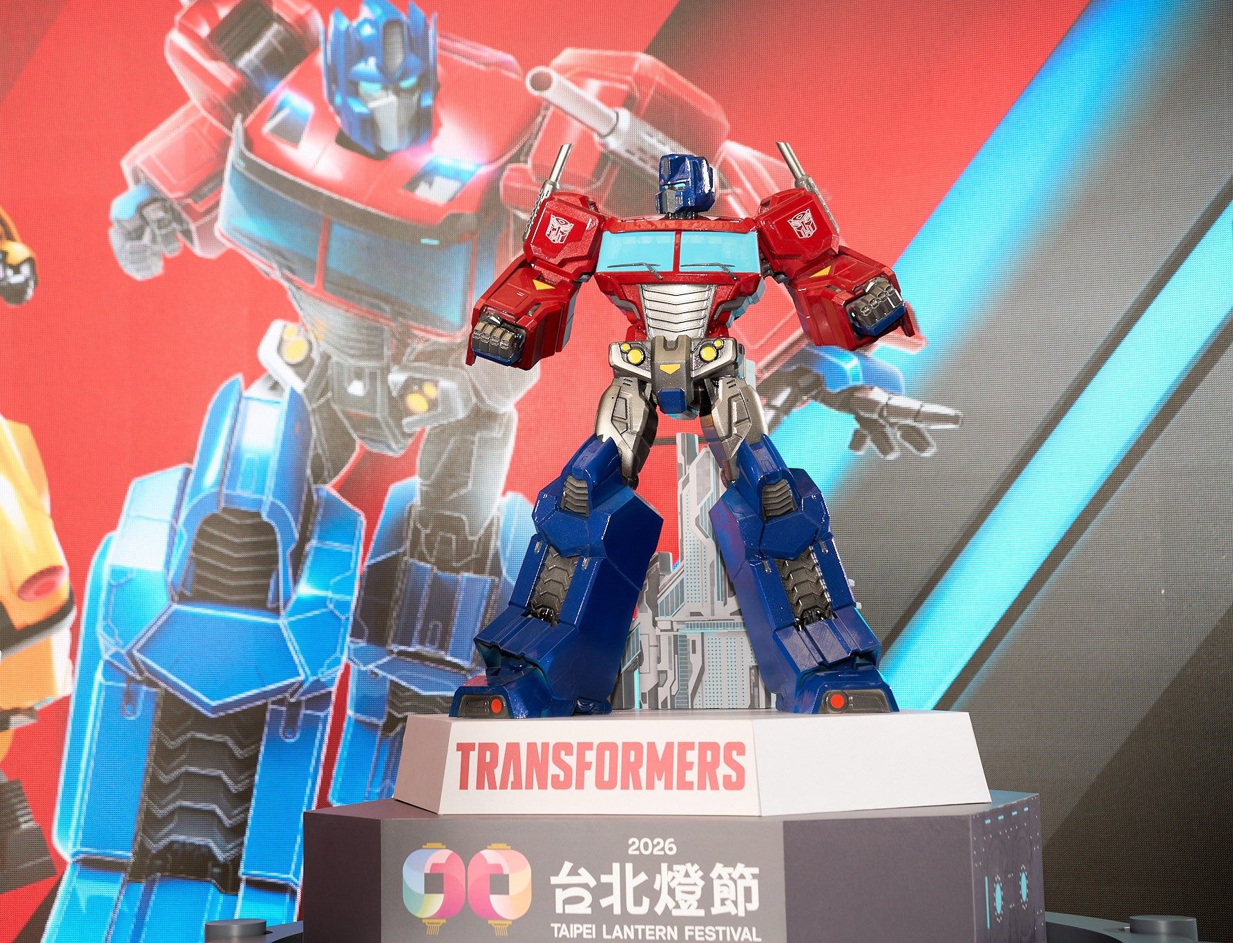 花博展區IP燈組以博派領袖柯博文擔綱主角，高達10米。（圖／臺北市政府觀光傳播局提供）