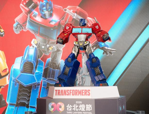 花博展區IP燈組以博派領袖柯博文擔綱主角，高達10米。