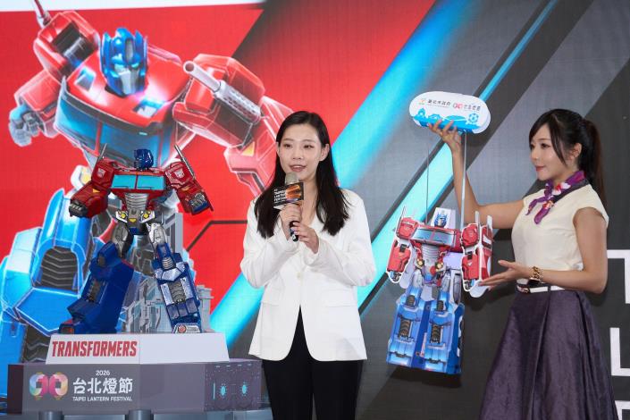 記者會現場公布變形金剛小提燈，吸引眾多目光。