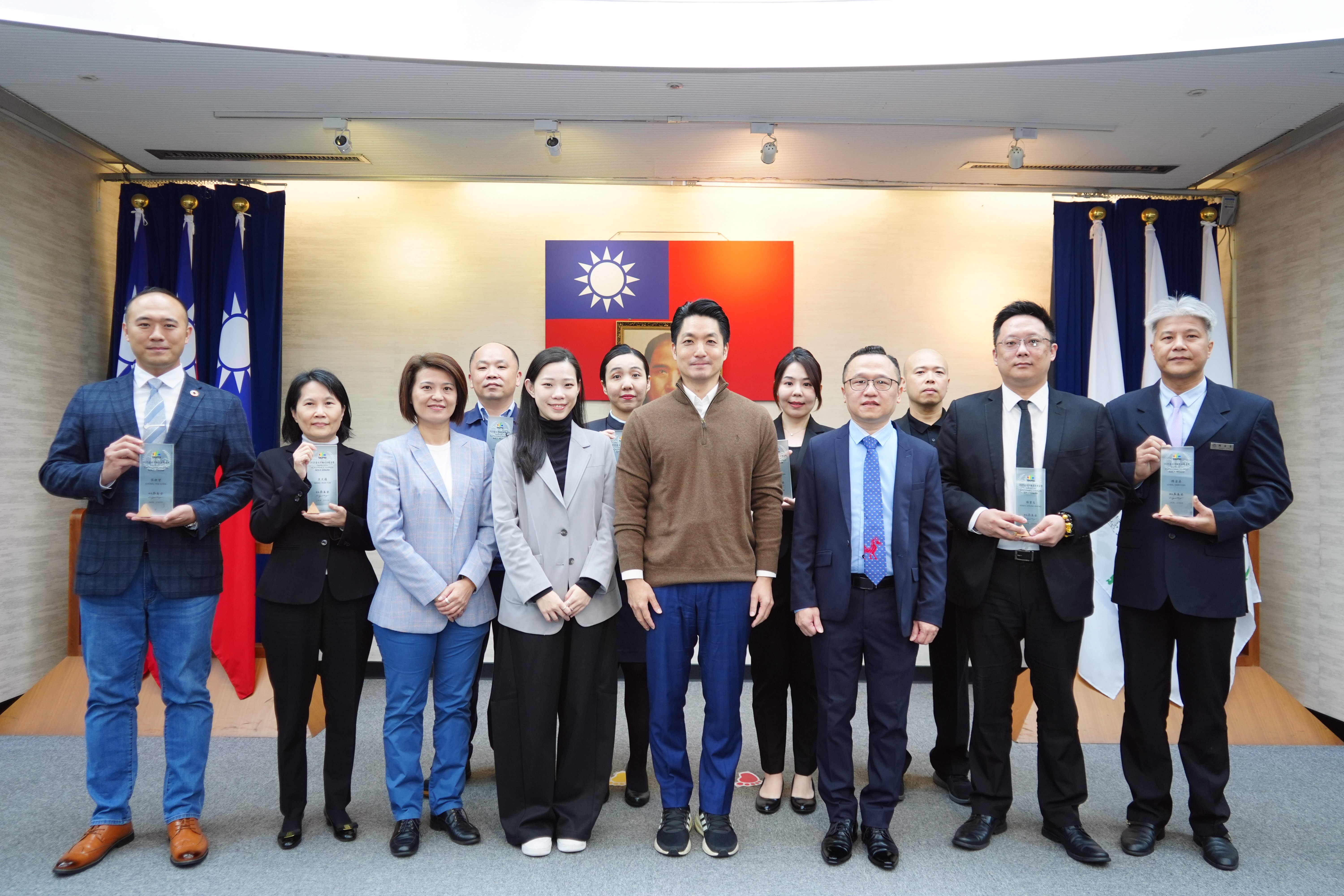 受僱人員組獲獎者與蔣萬安市長合影