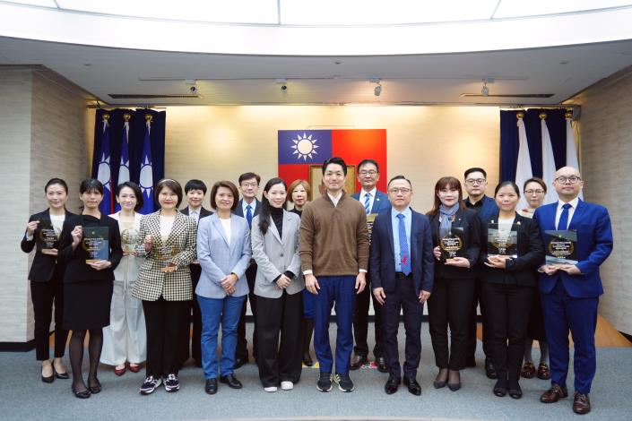 業者組獲獎旅館與蔣萬安市長合影