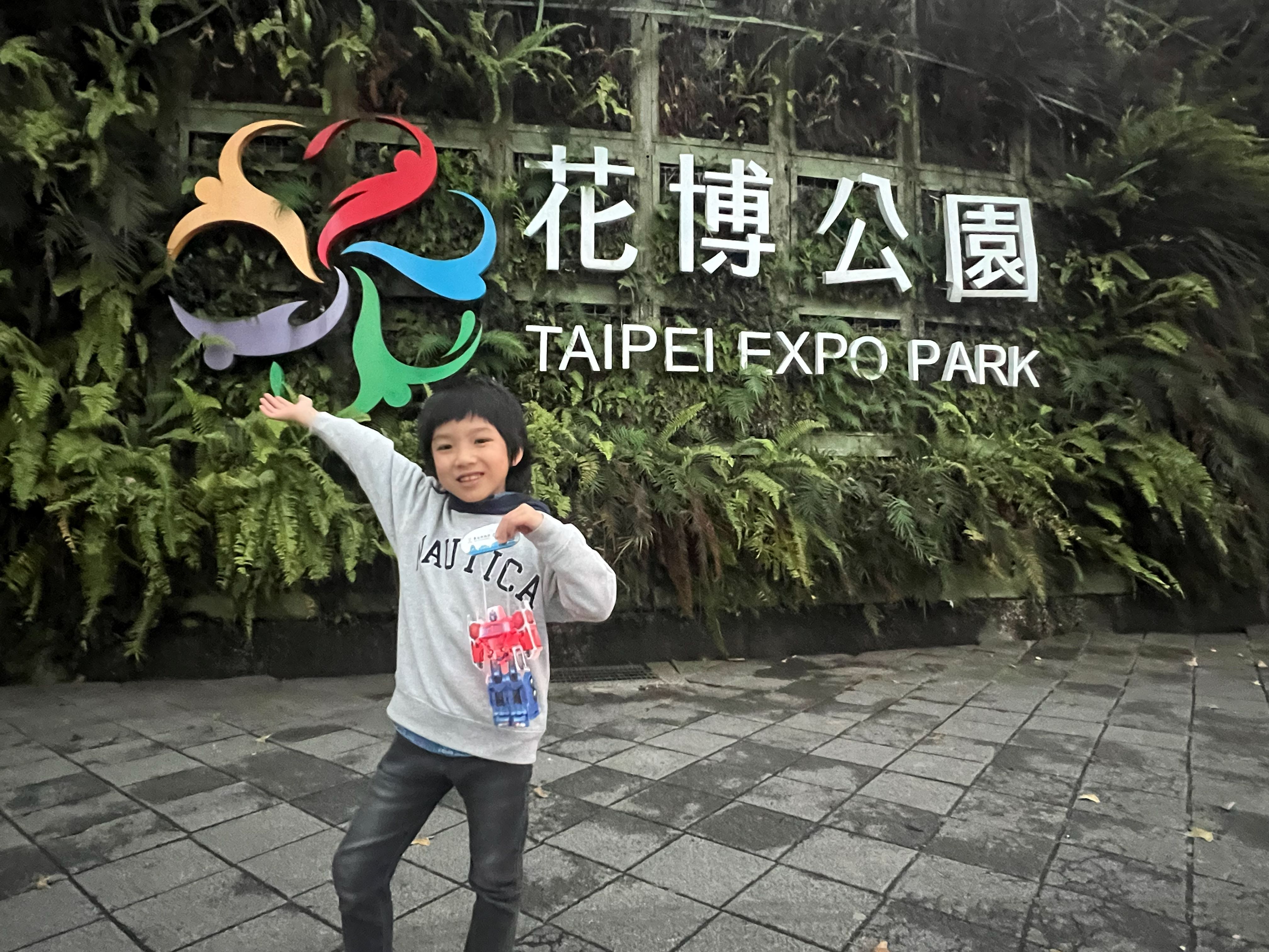 柯博文小提燈將於3月1日至3月3日於西門展區及花博展區開放領取，並於3月1日至3月2日於臺北市各行政區發放