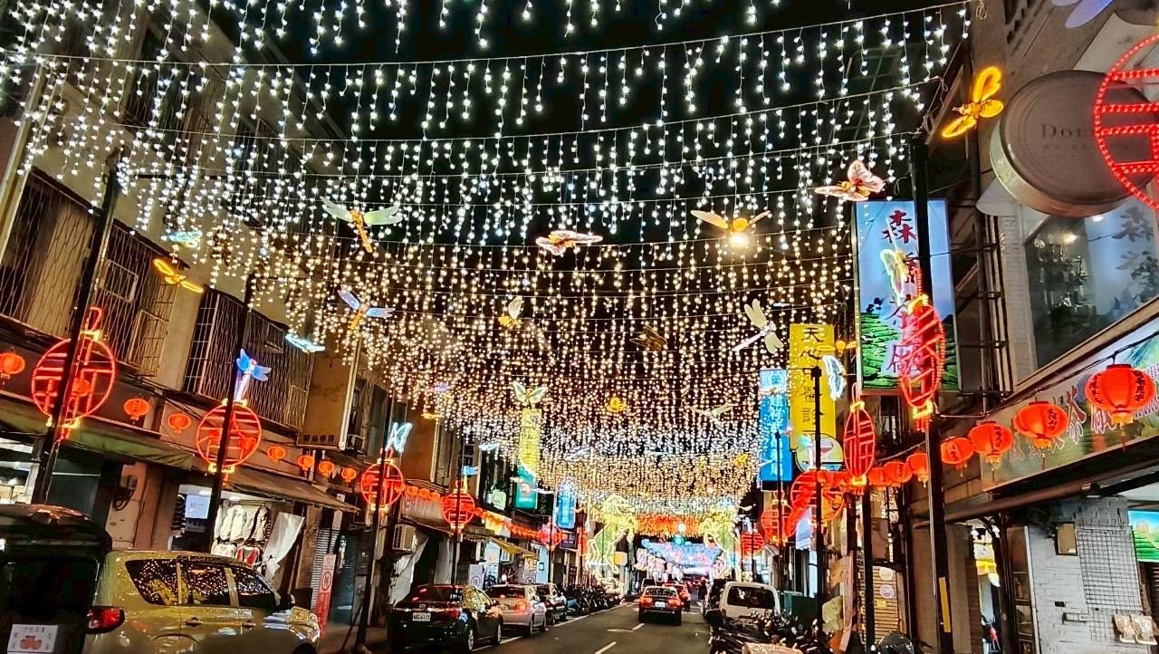 臺灣省城隍廟超長燈海隧道率先點亮至3月31日