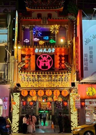 台北天后宮樓面展出別緻的手工花燈