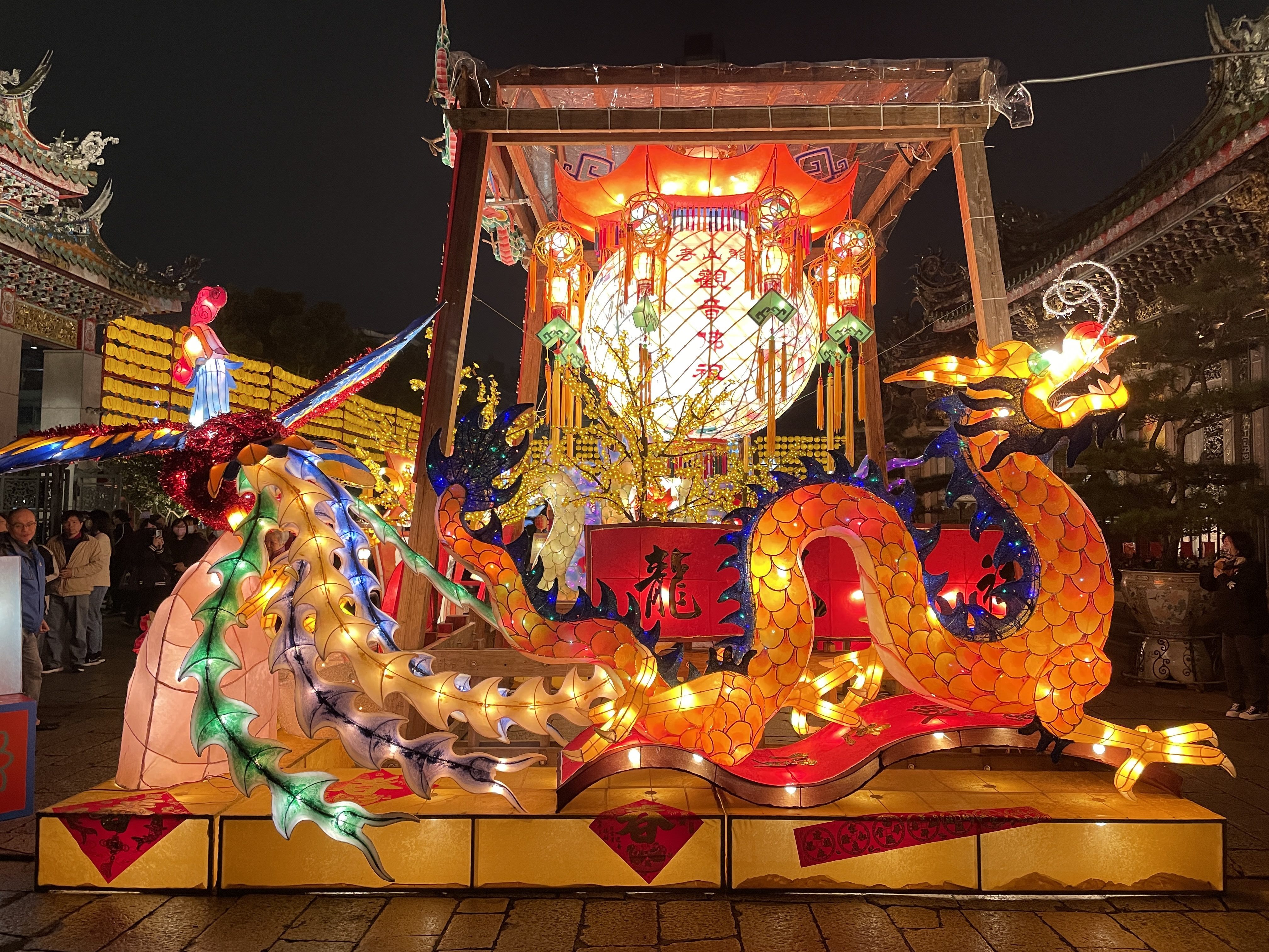 艋舺龍山寺展出的平安燈（圖為2024年燈飾）