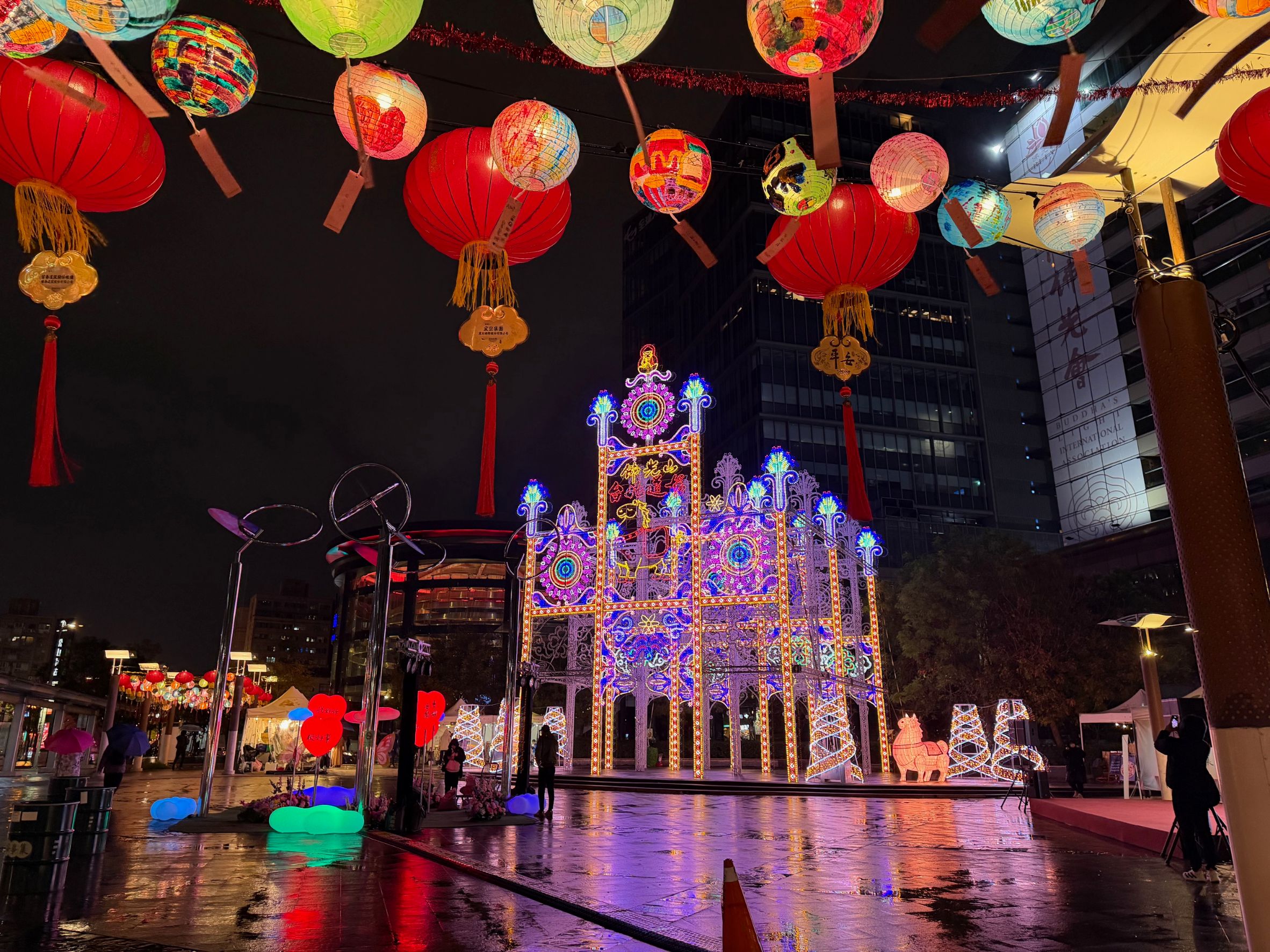 佛光山台北道場展出「希望之門」燈飾